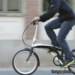 自転車に乗ってアクティブな生活のイメージ